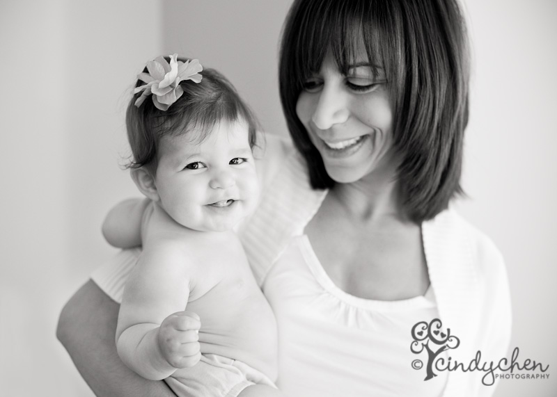 lifestyle baby photographer mommy and baby moments