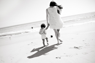 beach_walking_away_bw.jpg